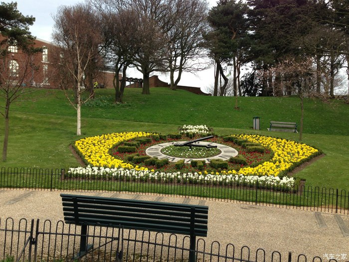 记得日内瓦也有一个这样的花钟,只是这个没那么大号儿