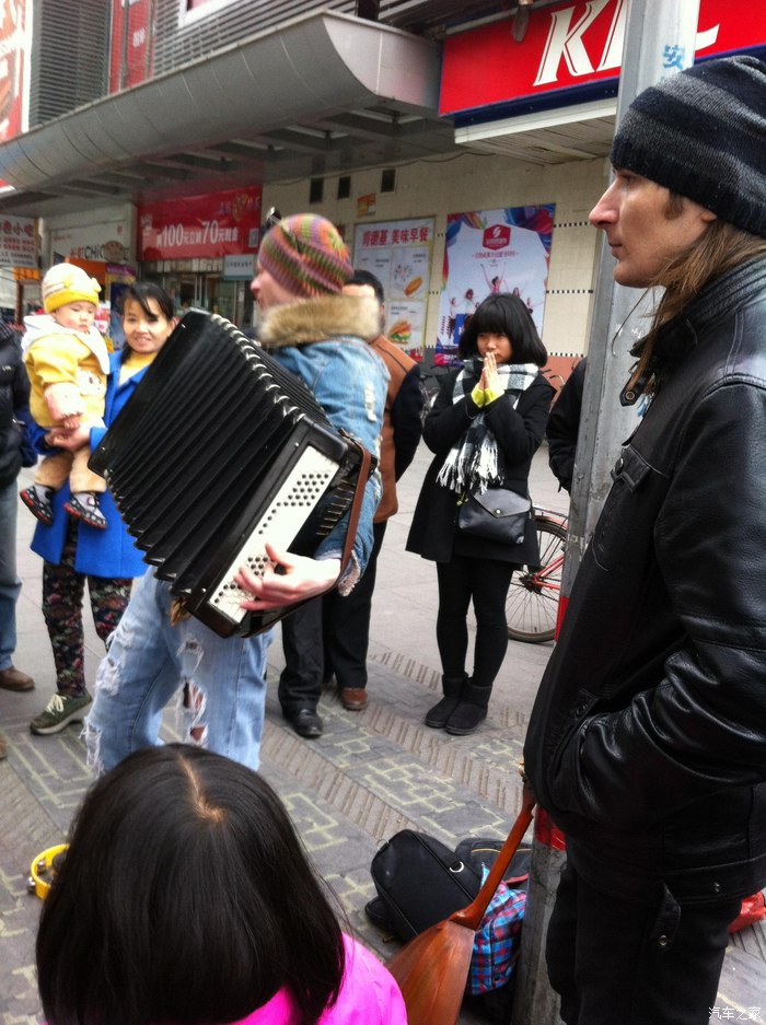 中国街头卖艺乞讨的乌克兰人1