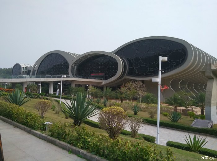 第一次开小三上班在"南海一号"边留影