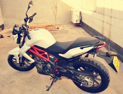 城市小街跑,屌丝的首选--贝纳利300