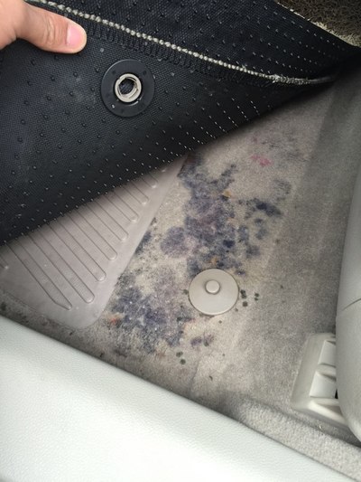 洗车偶然翻开脚垫,发现下面厚厚的一层油,什么情况.