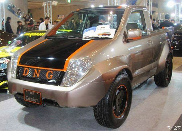 1月 日本东京改装车展内一所改装汽车公司展示把三菱 dingo 改装为