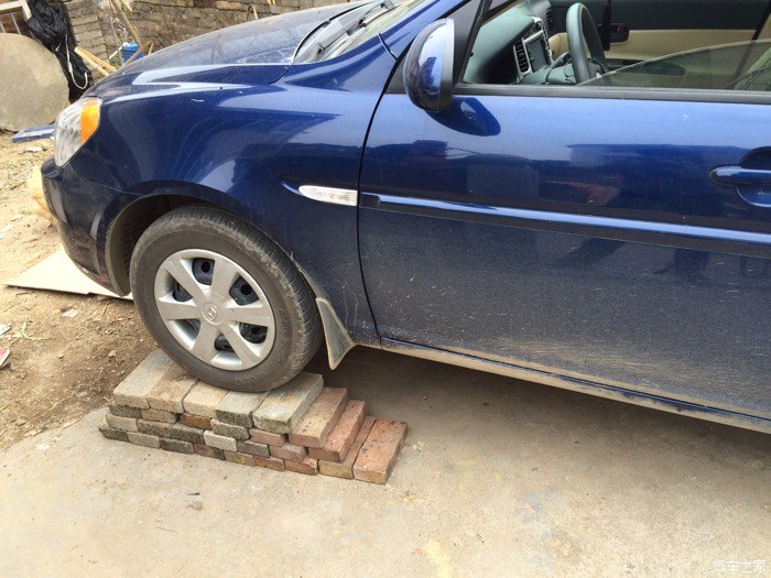 【图】昨天小雅托底了,今天自己用砖头垫高_雅绅特论坛_汽车之家论坛