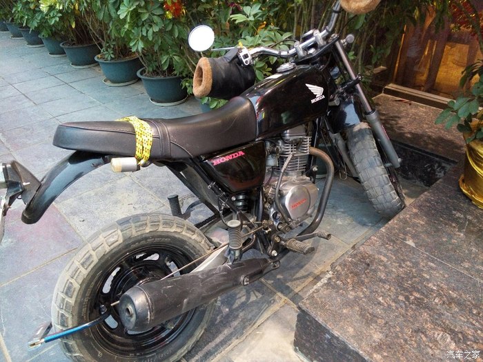 楼下餐馆门口看到一台宏达的骚车,猜多大排量滴?