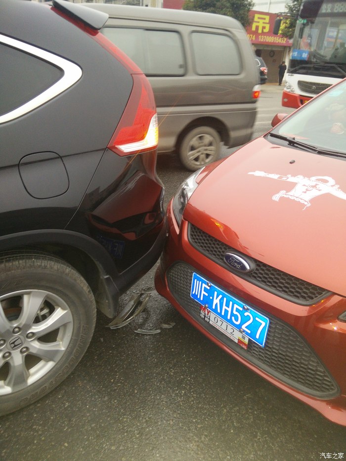 不小心就追尾咯