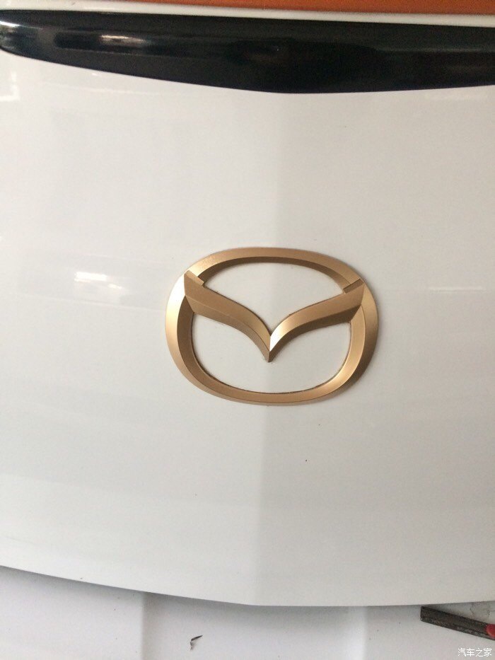 【图】今天闲着无聊,买了瓶镀金漆把马标给镀金了,土豪金_马自达3