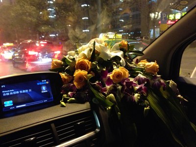副驾驶放一束花的图片图片