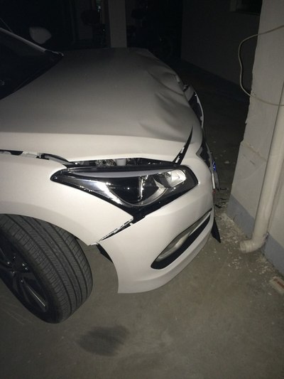 晚上白色车子被撞图片图片