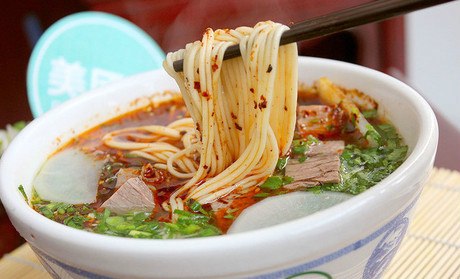 游西固金城公园吃兰州牛肉拉面