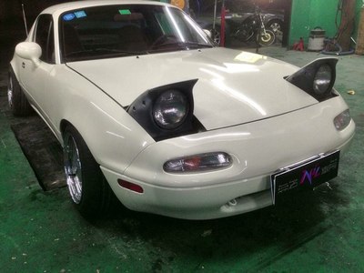 在汽修厂看到的老款mx5,萌萌达的感觉,敞篷的.