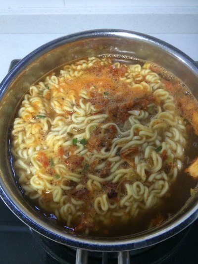 加班回来煮泡面