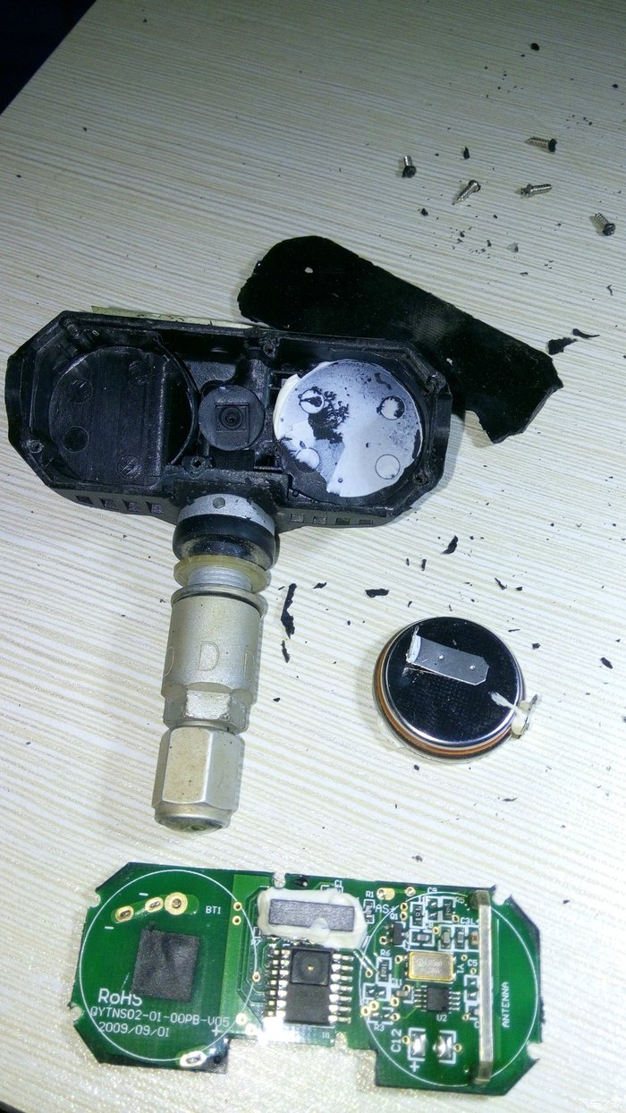 给轩逸,逍客通用纯正原厂胎压监测器更换电池作业