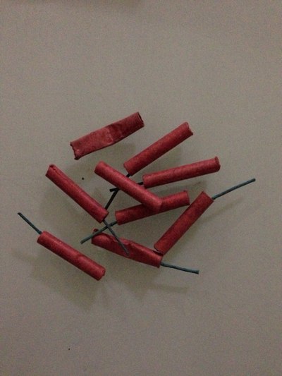 过年最爱干的事就是往楼下扔小鞭儿