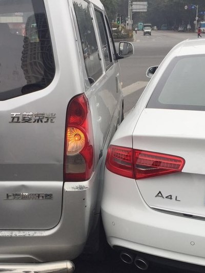 今天在十字路黄灯我脑子一热就倒车了,结果撞上后面的车!