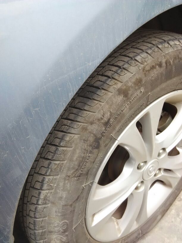 轮胎外围一圈黑不知道是怎么引起的请教车友们