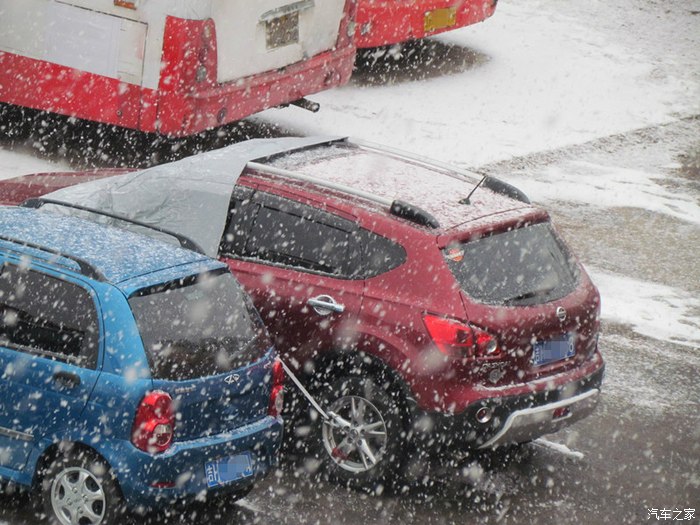 到家雪也把车停给爱车带雪衣