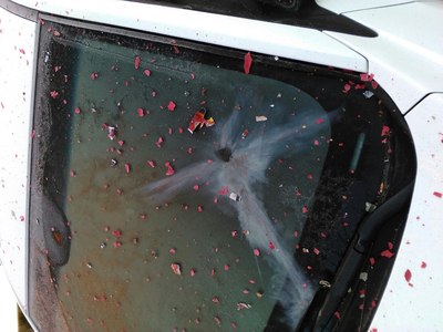 前挡玻璃被鞭炮炸黑了求解决方法