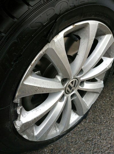 新车半年爆胎,保险如何理赔吗?求大神帮忙看看.