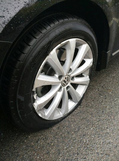 新车半年爆胎,保险如何理赔吗?求大神帮忙看看.