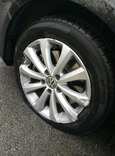 新车半年爆胎,保险如何理赔吗?求大神帮忙看看.