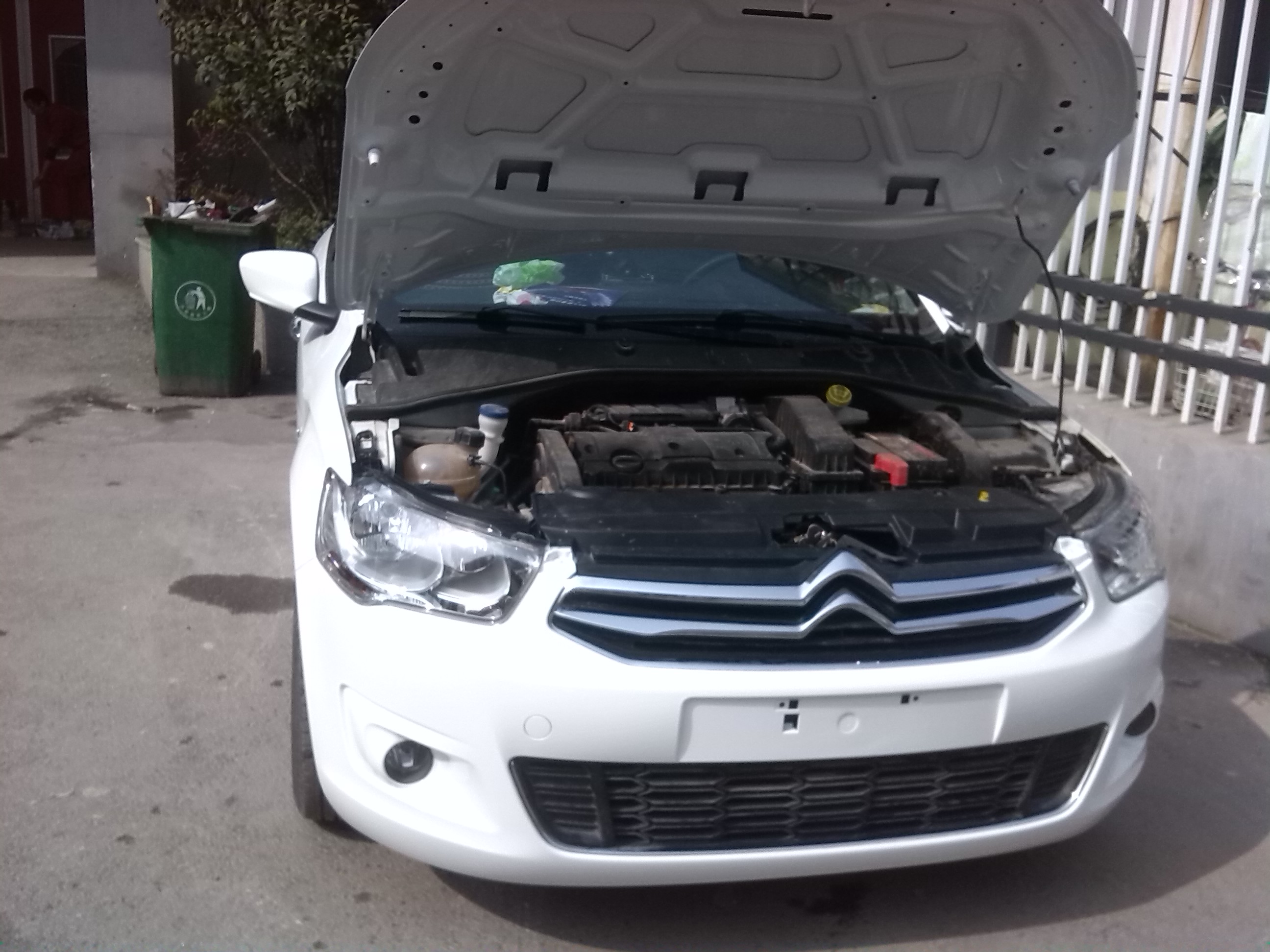 换引擎盖,前杠喷完漆(烘烤)出来!