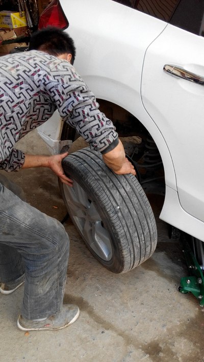 杰徳第一次轮胎被钉子扎