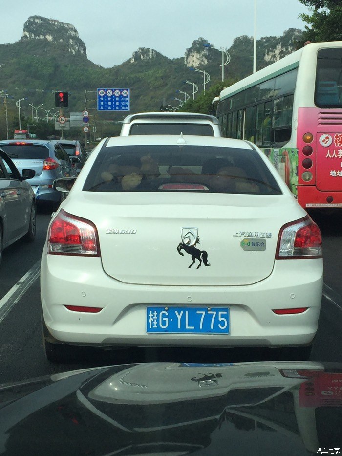 路上好多五菱麵包車.和寶駿汽車.這輛包括後邊的車標改的很有意思