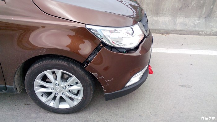 货柜车乱断了,对方全责,4s换黑胶保险杆然后喷色,灯不坏的话1600搞定