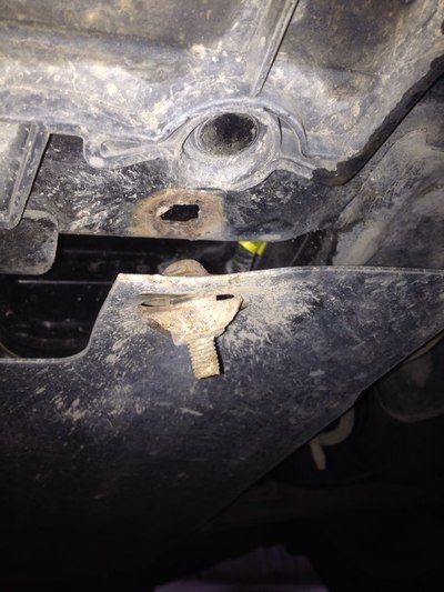 三天前发动机护板拖了底,今天看掉了一个螺丝