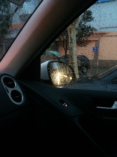 如何预防下雨天车窗雨水导致的后视镜模糊