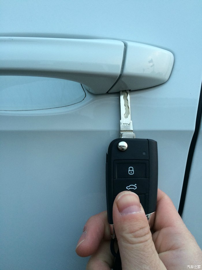 这样插进去一掰就开了,里面钥匙孔,电池或手机没电时可以开机械开车门