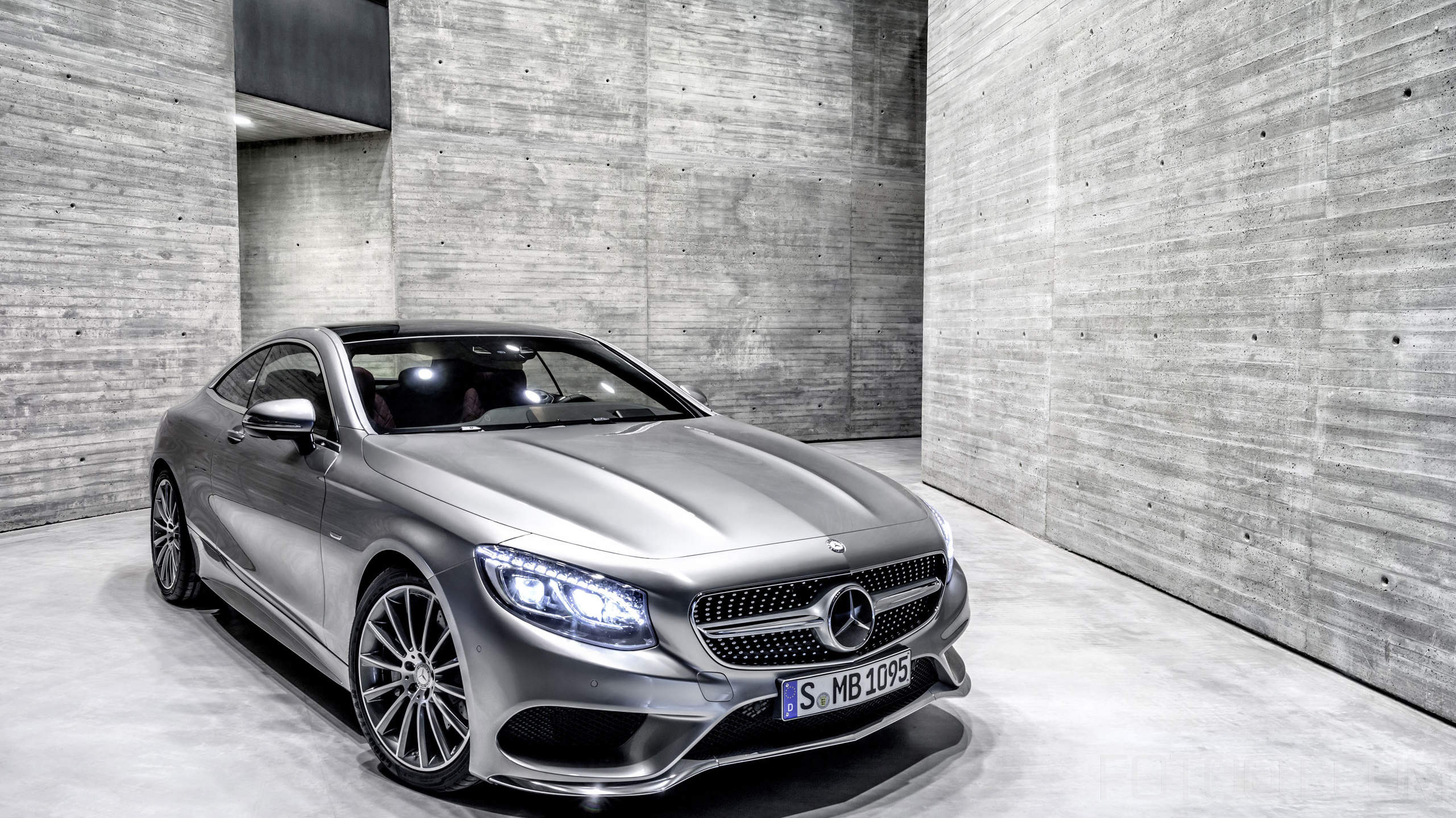 论坛里有哥们提cla45,他的颜色就跟coupe宣传片了一样,钯银哑光,很