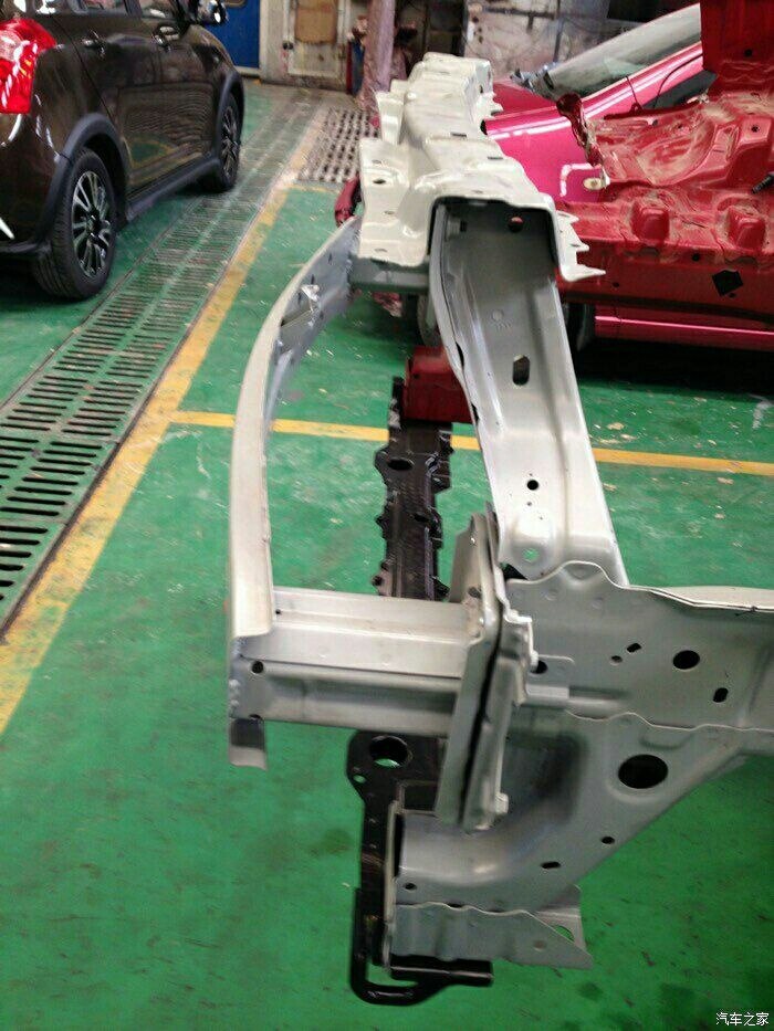 看一起车祸中铃木扎实的前防撞梁