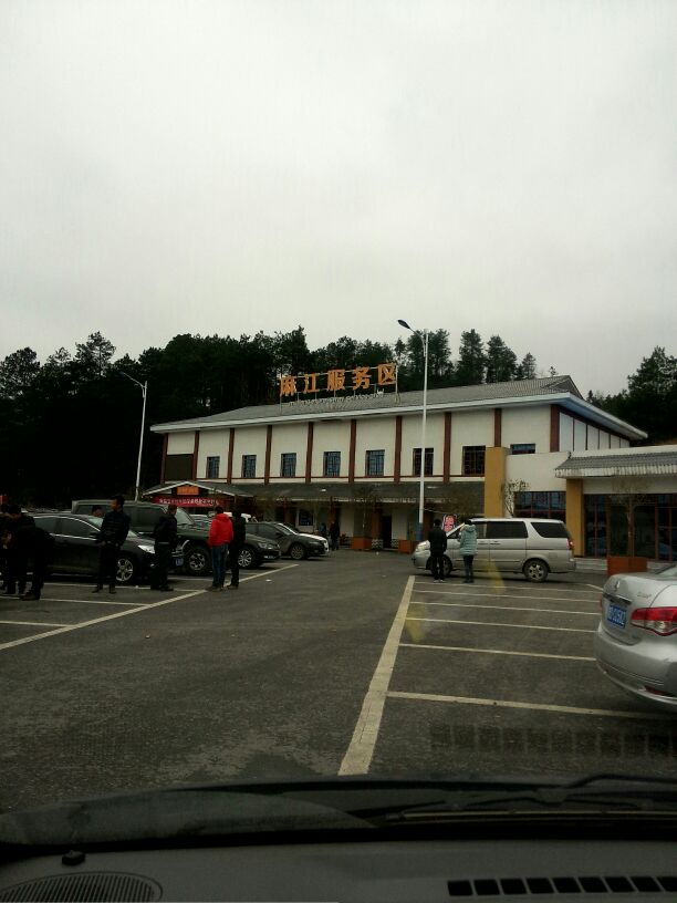 油标只剩一格了得加油了,问了两个加油站没有油,下个服务区麻江必须得