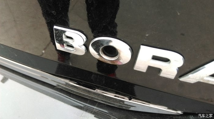 2014款新宝来车标生锈了