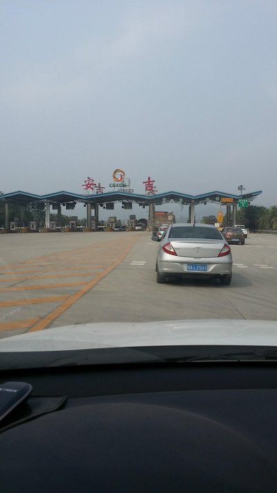 刚行驶50公里姐就闹事在服务站停车厕所