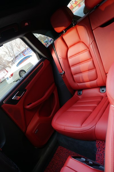 选配的红色安全带