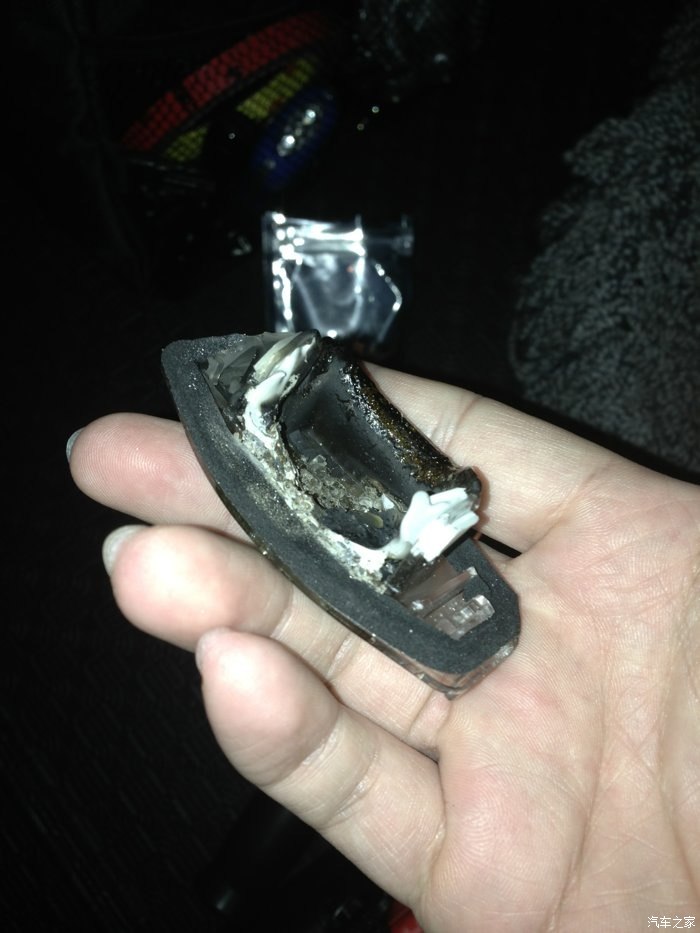 今天自己把牌照灯拆了换led灯,结果开了一天发现灯被烧掉了