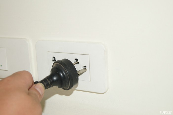 泰国插座一般是两孔德标或三孔美标的,我们的三相插头是用不了的