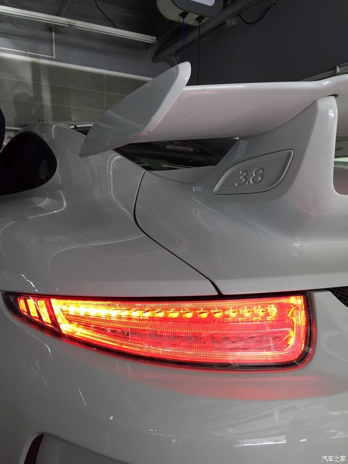 保时捷911gt3改原厂透明尾灯