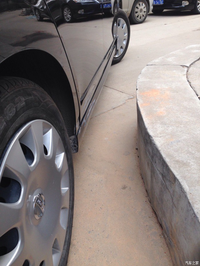 刚才把车刮蹭到墙角了,挺大的一块,能报保险么?
