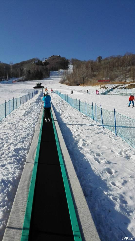 第二天吃早饭就来玩,坐魔毯去准备开始滑雪.