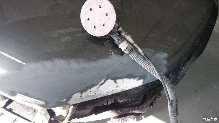 按照奥迪的标准工艺第一步 评估损伤 除旧漆层  修羽状边