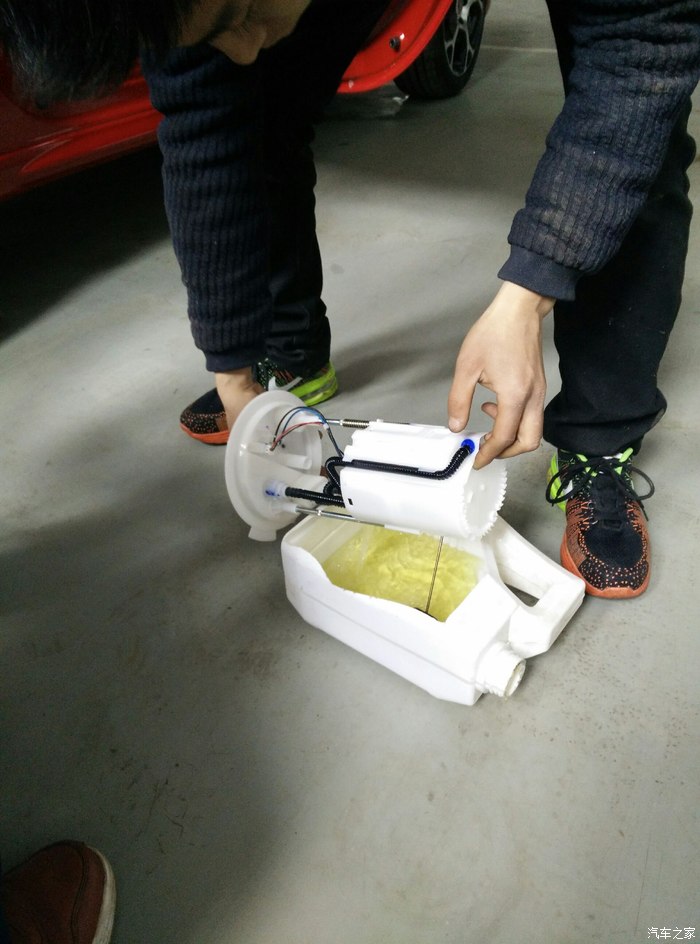 倒出里面的汽油