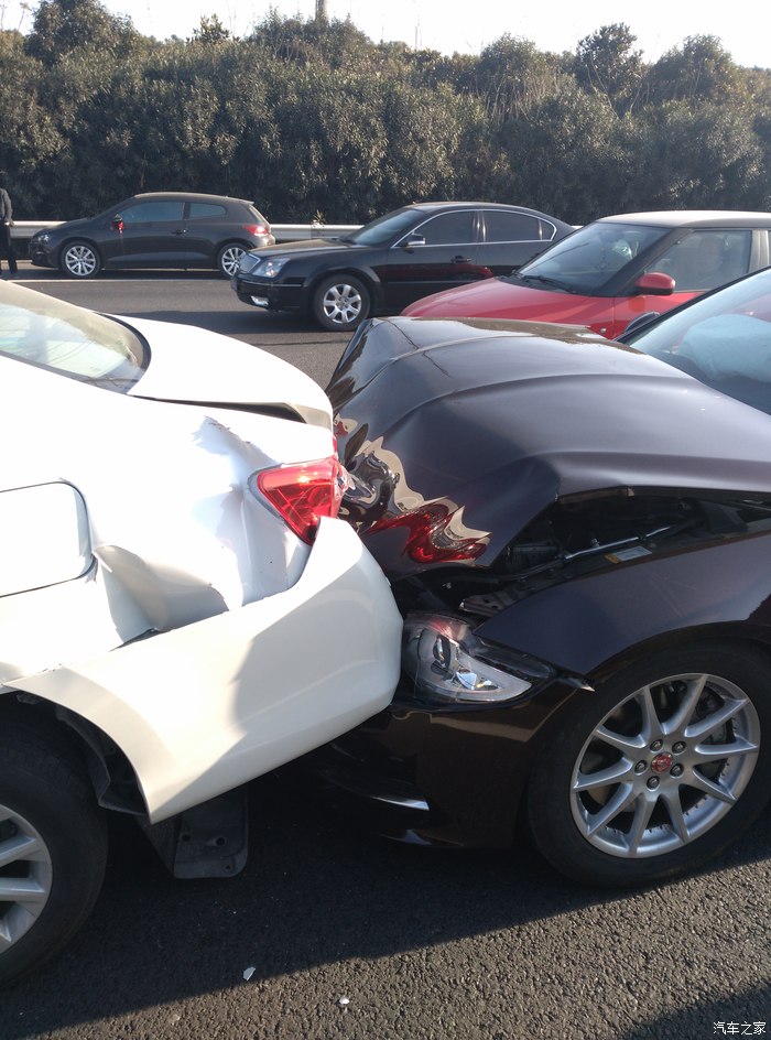 高速惊魂--沃尔沃时速130追尾雷克萨斯!三厢成两厢