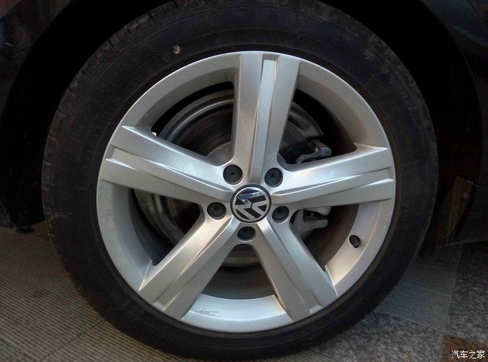 我最喜欢迈腾5幅轮毂了.