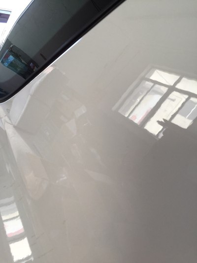 请问下 你们车白漆表面有水波纹橘皮那种感觉吗?仔细看.谢谢大家了.