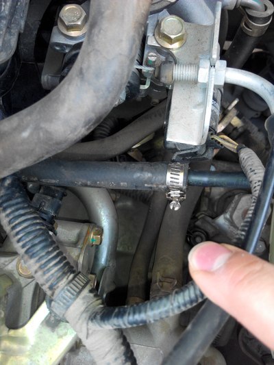 众泰z100车友,回家看看你的发动机进油管是不是也存在这样的