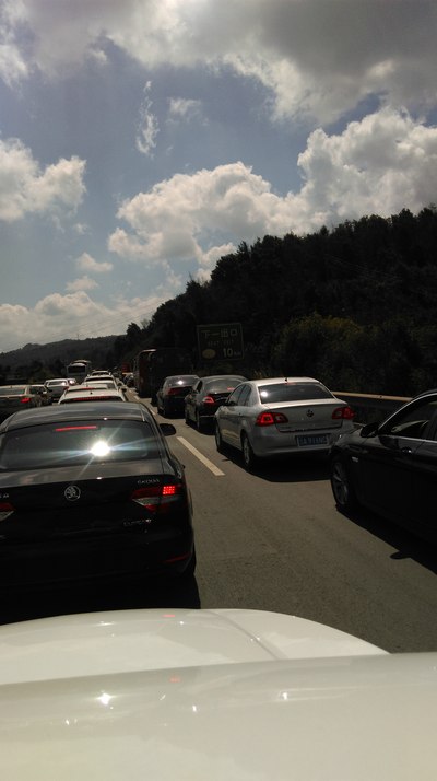 此图是国庆回家再昆石高速上堵车,相当呢慢,还热,,,, 二,4700公里用车