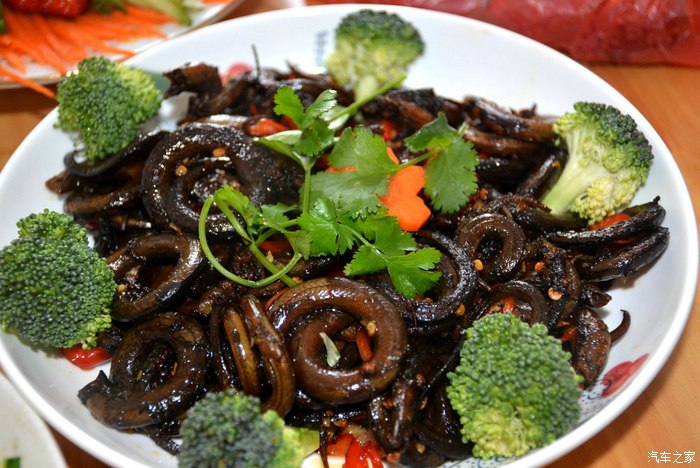 鳝鱼烧成卷,配上西兰花点缀